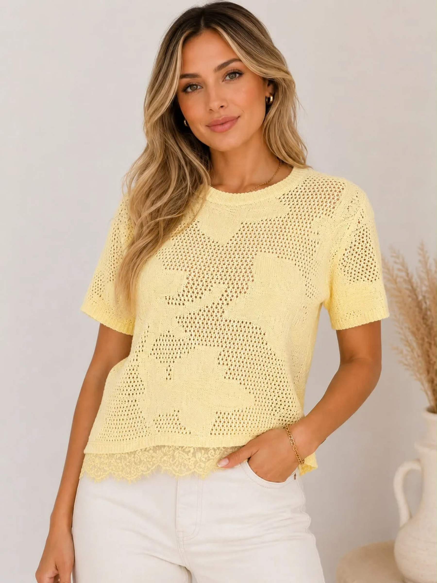 Blusa t-shirt de tricô Budapeste: trama vazada com desenho floral, gola redonda e manga curta