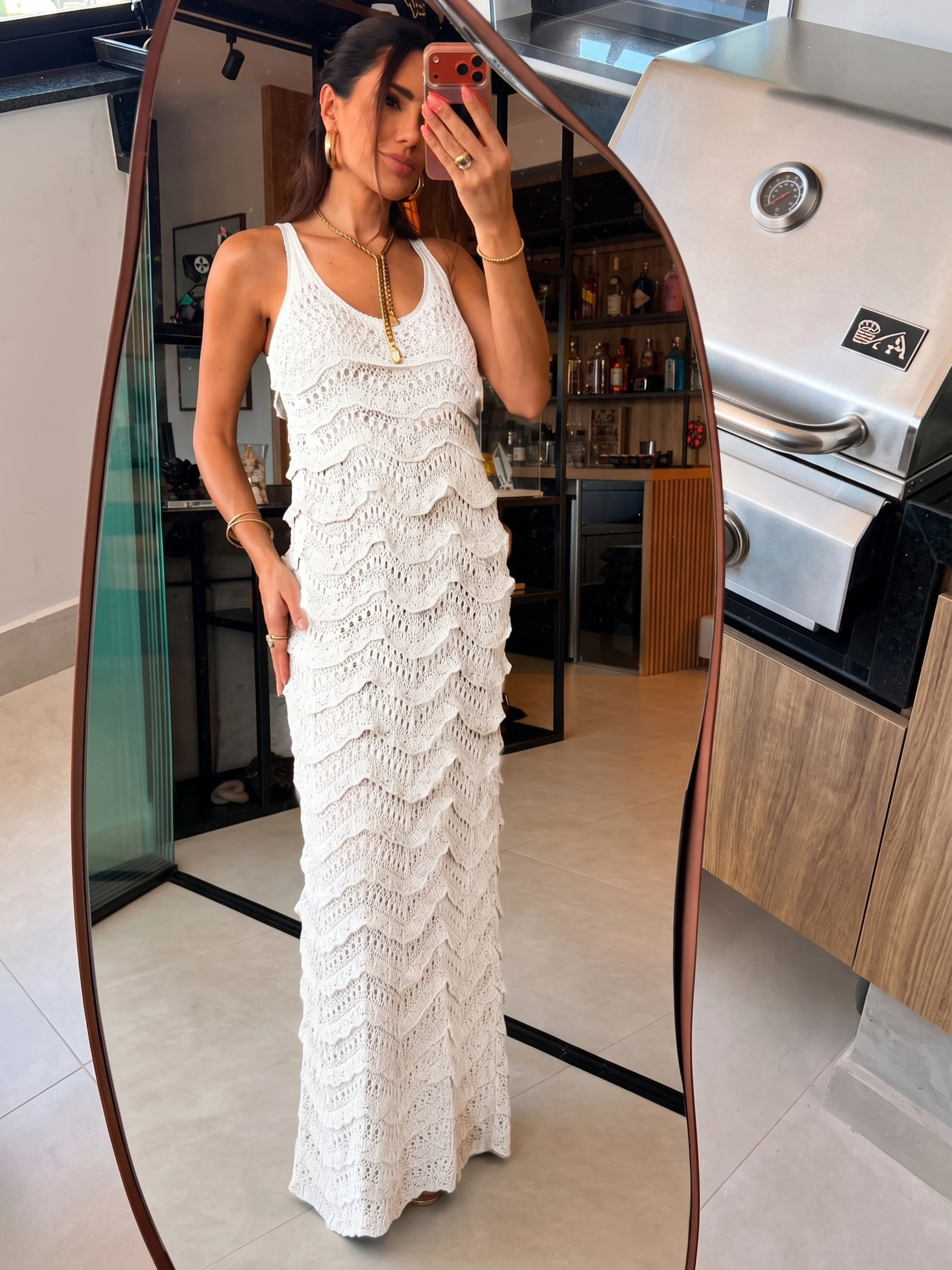 Vestido longo de tricô Miami visto de frente, com as camadas caindo até o pé