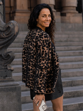 Casaco de tricô onça angorá combinado com saia rosa, look feminino da Mais Tricot