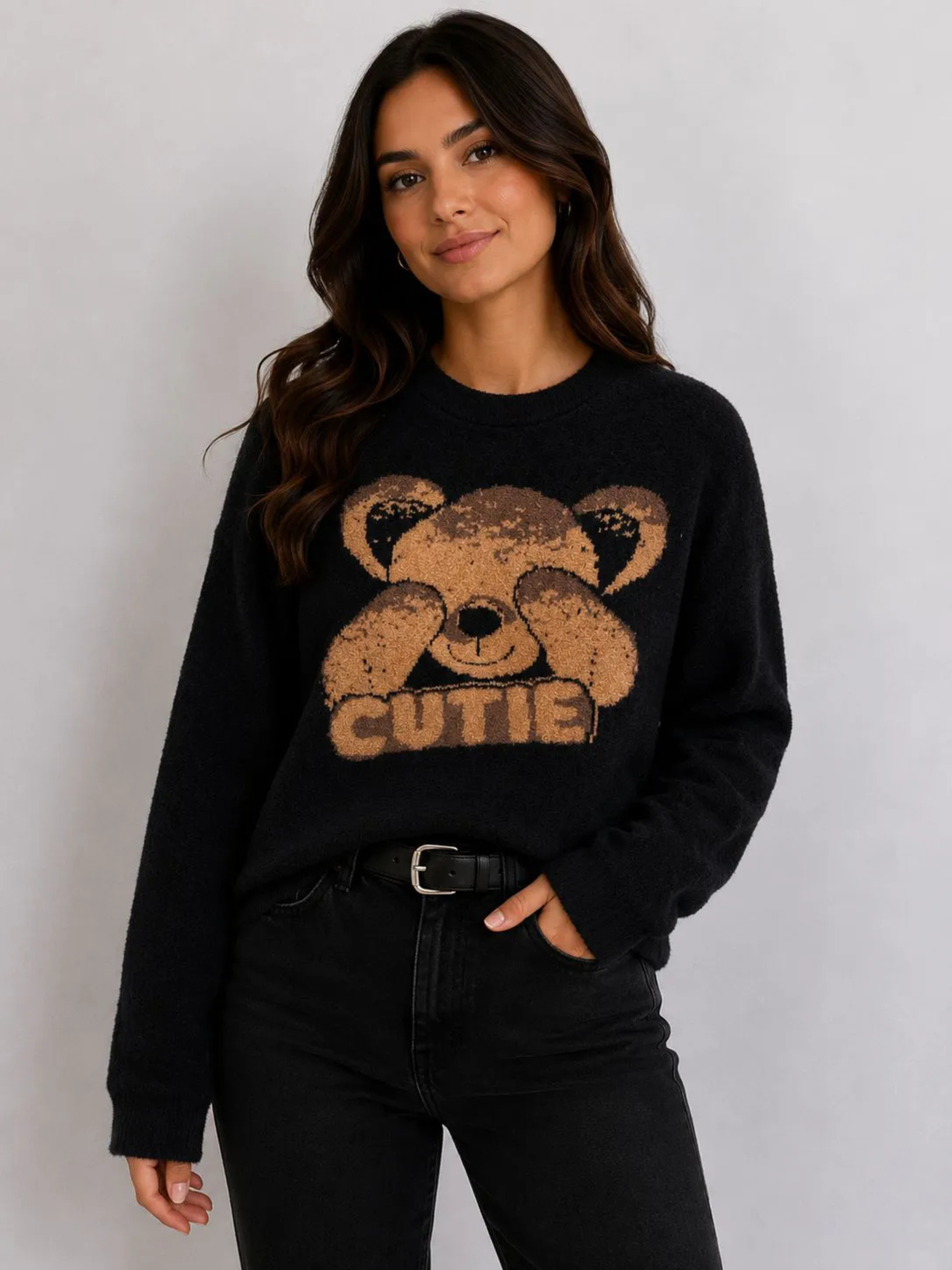 Detalhe do ursinho tecido no ponto da blusa de tricô Ursinho Cutie