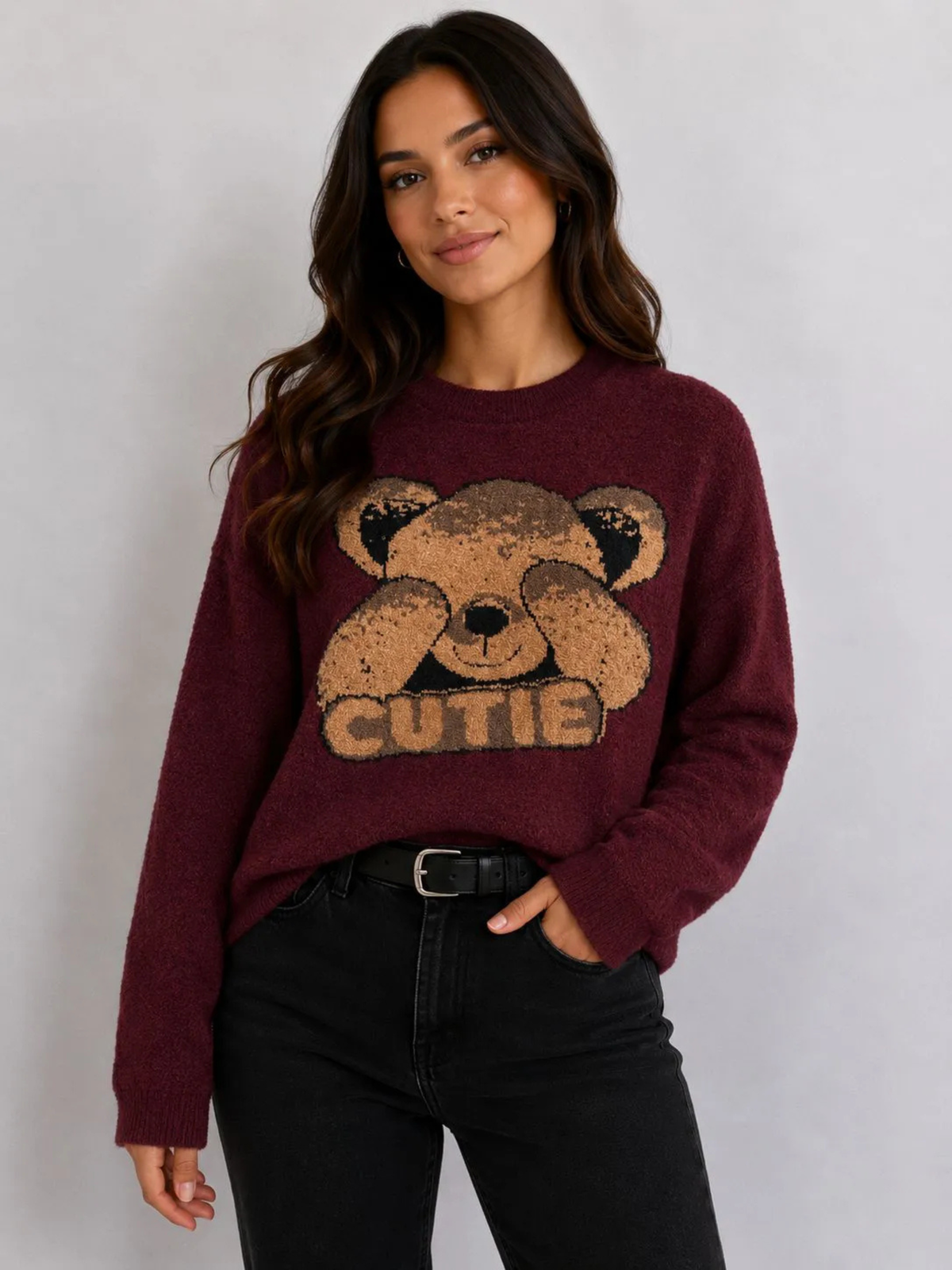 Blusa de tricô Ursinho Cutie fechada, com o ursinho e a palavra CUTIE tecidos na malha