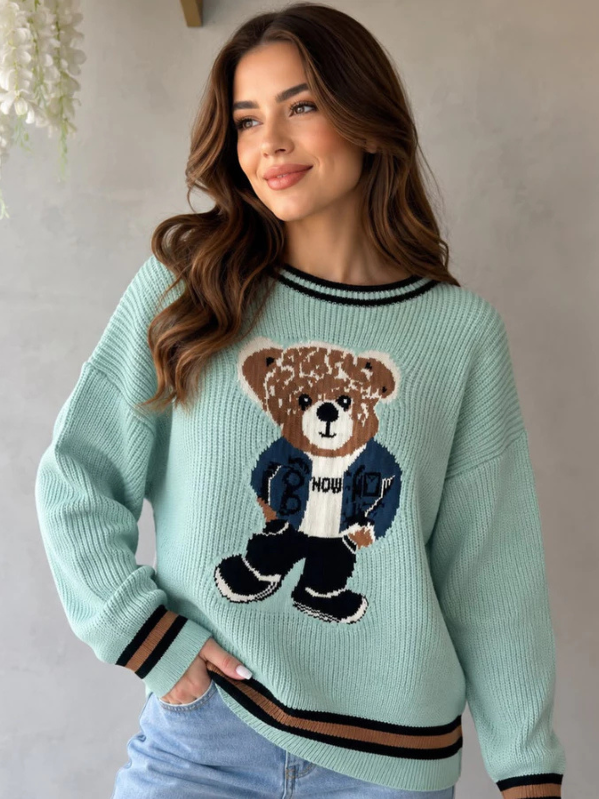Blusa de tricô Ursinho Now combinada com jeans, mostrando o caimento solto
