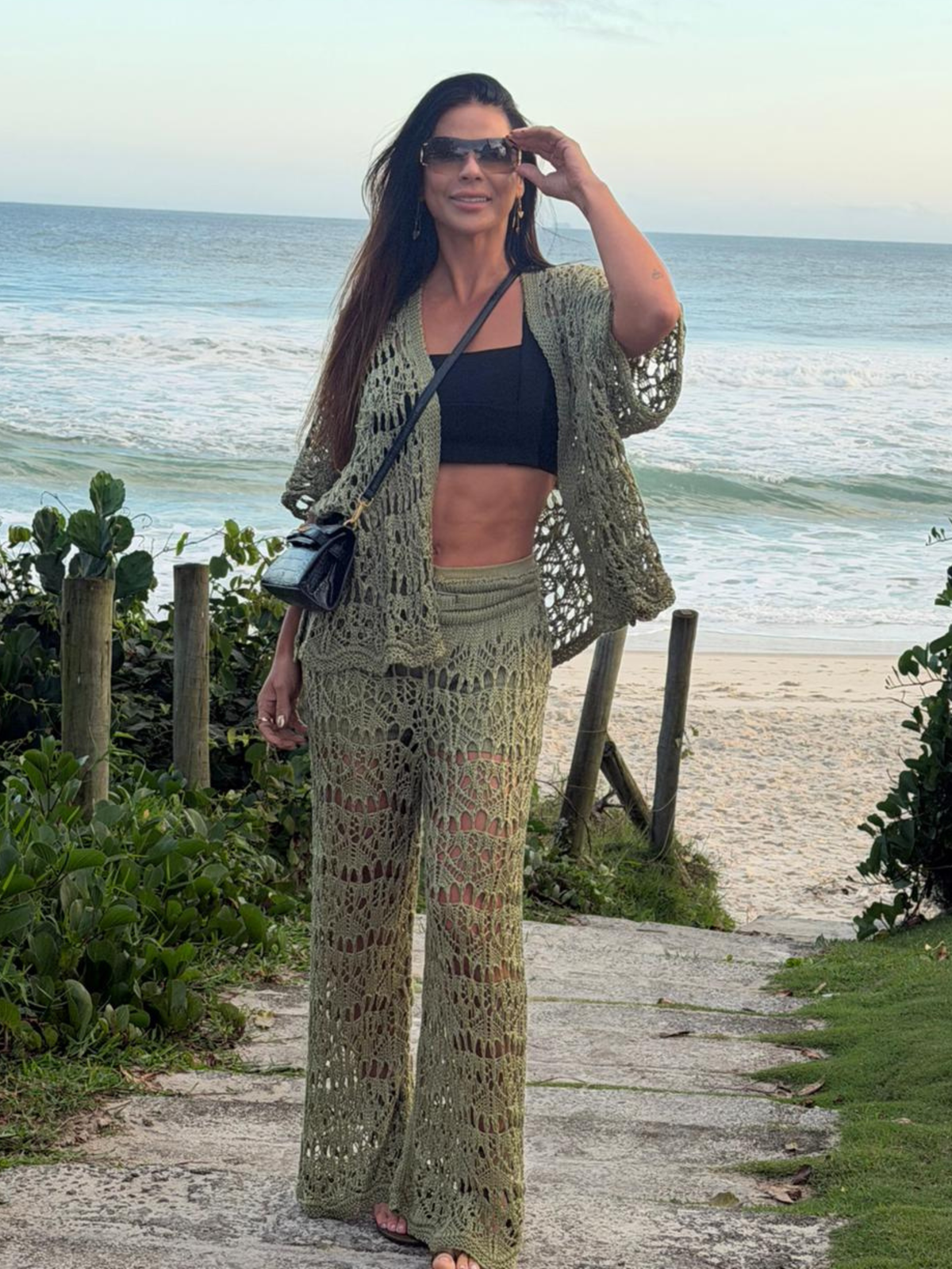Conjunto de praia de tricô Keller usado sobre biquíni à beira-mar, com kimono aberto e calça pantalona