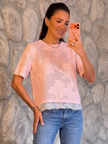 Barra em renda da t-shirt de tricô Budapeste, na altura do quadril