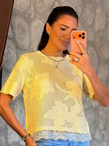 T-shirt de tricô Budapeste vista de meio corpo, com o desenho floral no peito