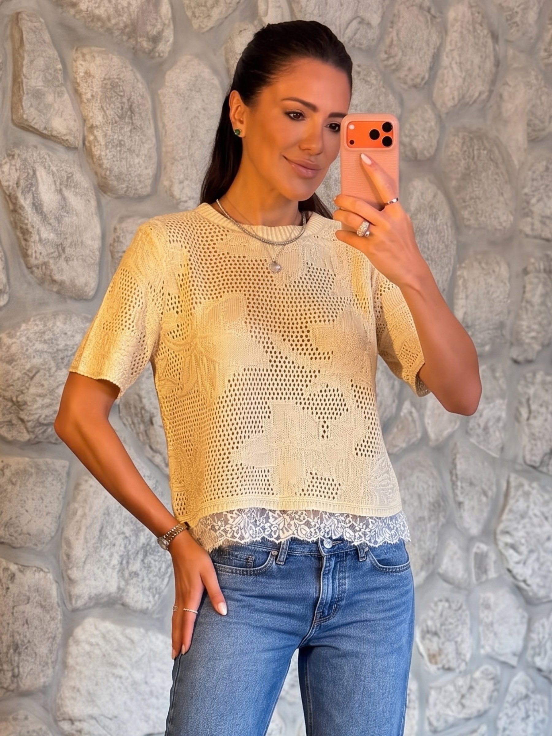 T-shirt de tricô Budapeste com calça jeans, mostrando a barra em renda