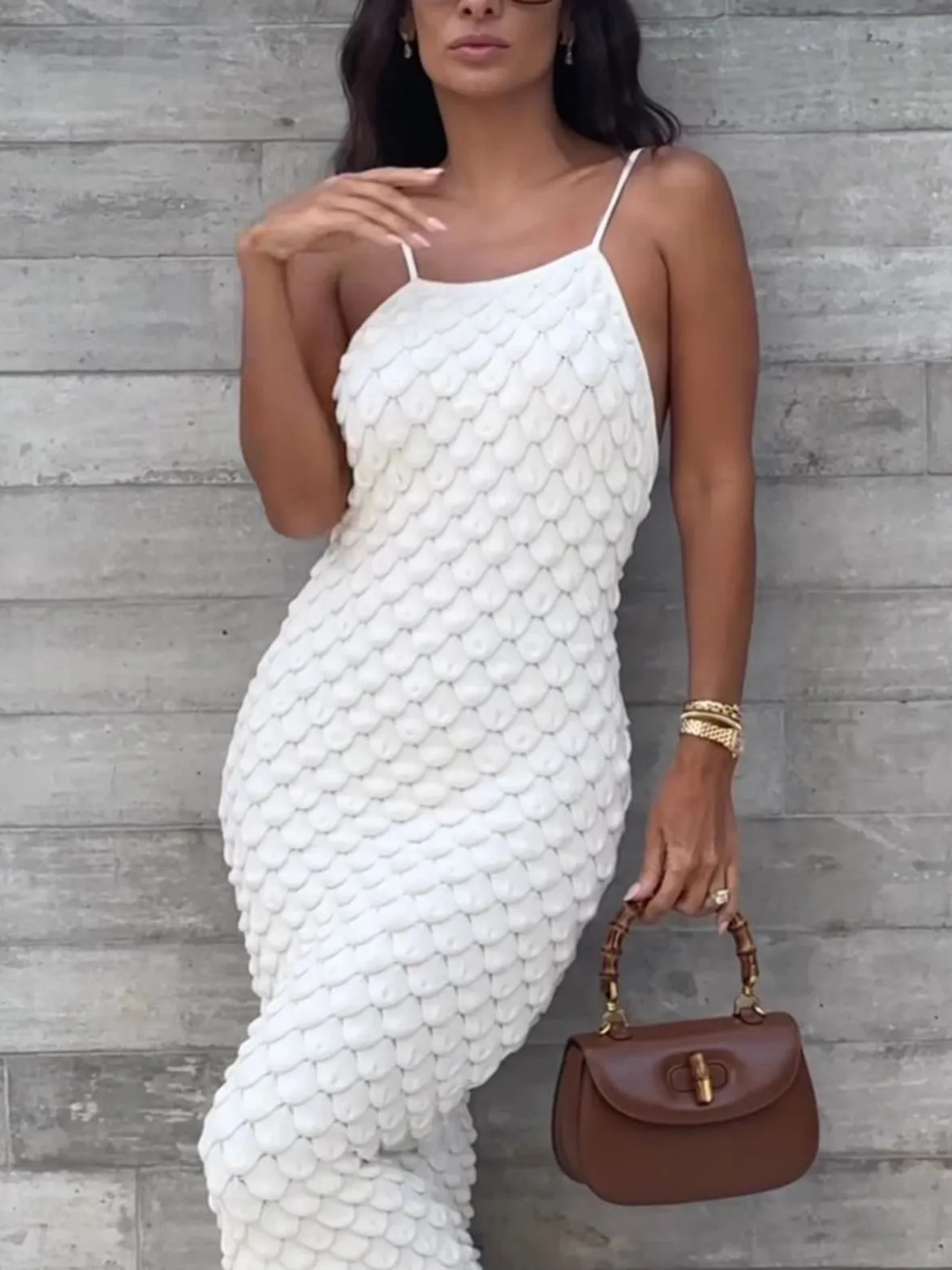 Vestido de tricô Escama de corpo inteiro, com sandália de tira fina e bolsa pequena