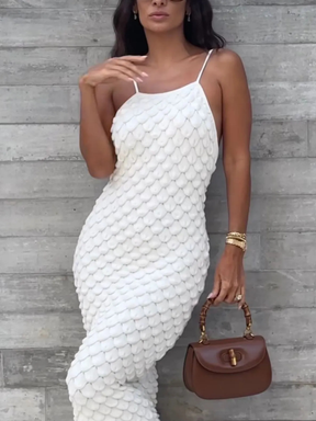 Vestido de tricô Escama de corpo inteiro, com sandália de tira fina e bolsa pequena