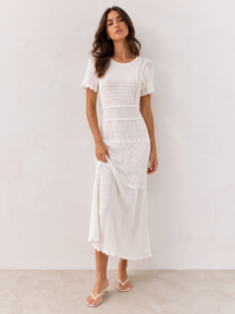 Vestido de tricô Noronha branco, de corpo inteiro, com a barra ondulada fechando a saia