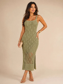 Vestido de tricô Mabel em verde menta, de corpo inteiro, com o desenho de losangos em destaque