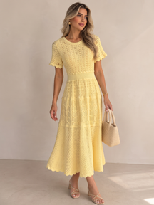 Vestido de tricô Noronha amarelo, com a trama em relevo em desenho de renda