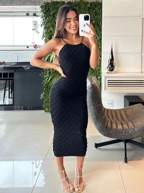 Vestido de tricô Escama visto de frente, com caimento justo do busto à barra