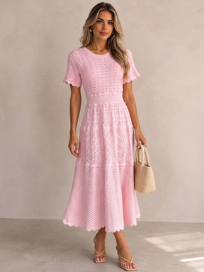 Vestido de tricô Noronha rosa bebê, midi e rodado, com gola redonda, manga curta com babado e cintura marcada por franzido