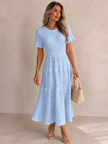 Vestido de tricô Noronha na cor azul bebê, com a saia rodada caindo até a metade da canela
