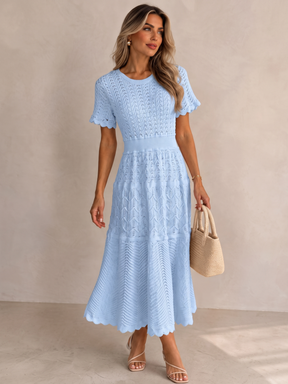 Vestido de tricô Noronha na cor azul bebê, com a saia rodada caindo até a metade da canela