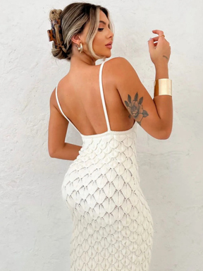 Detalhe das costas abertas do vestido de tricô Escama, com a trama de escamas vista de perto