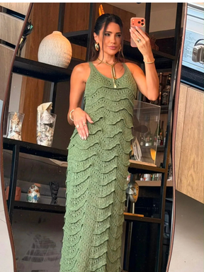 Vestido de tricô Miami: trama vazada em camadas onduladas, decote V e alças largas, comprimento longo