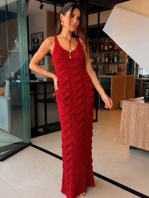 Modelagem reta do vestido Miami, que acompanha o corpo sem marcar