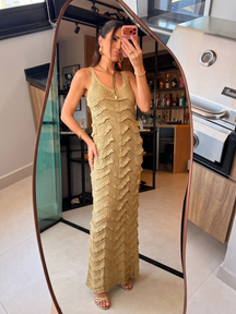 Decote V e alças largas do vestido de tricô Miami