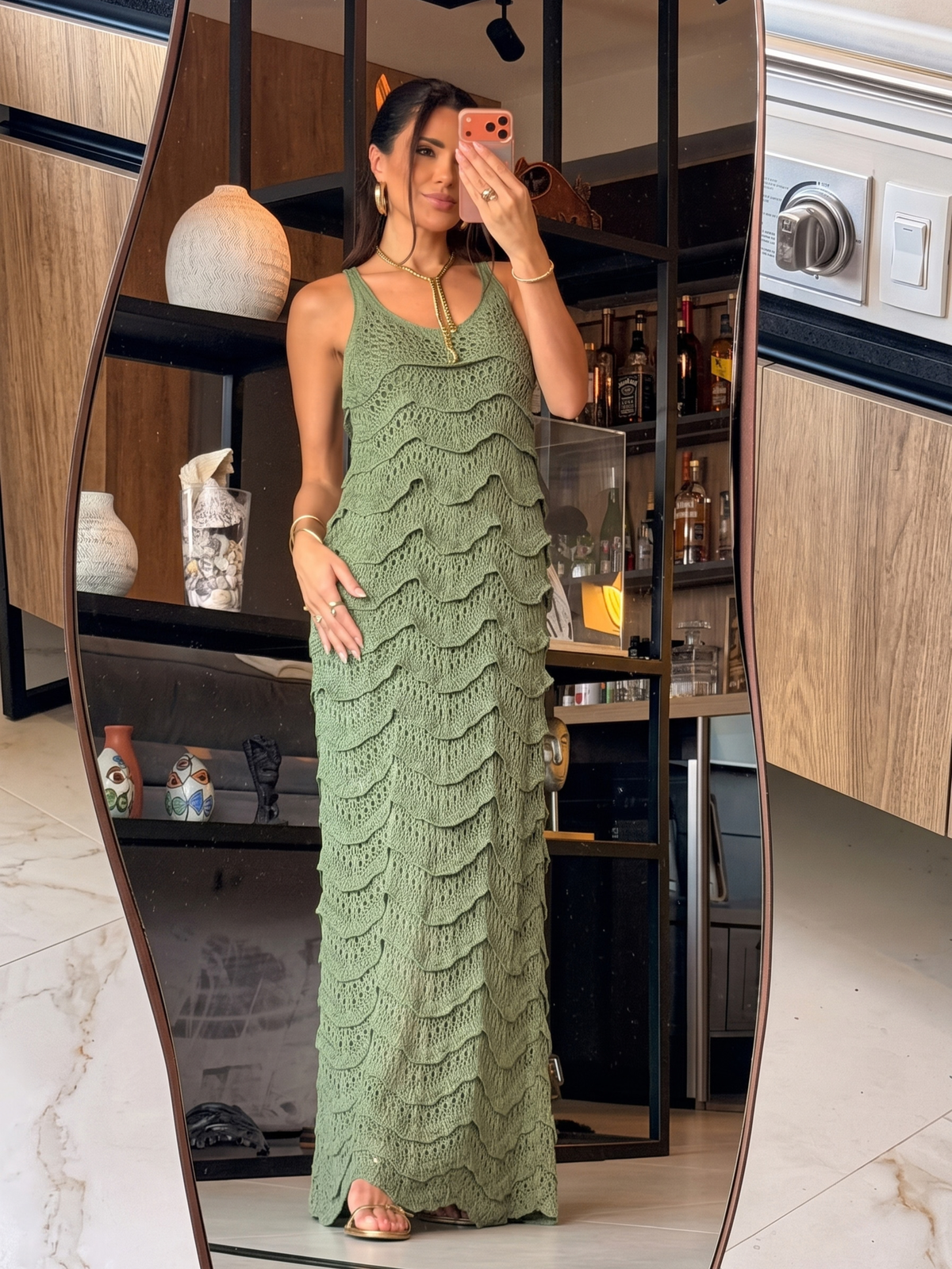 Vestido de tricô Miami visto de lado, mostrando o caimento das camadas