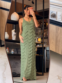 Vestido de tricô Miami visto de lado, mostrando o caimento das camadas