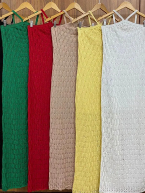 Vestidos de tricô Lyssa pendurados lado a lado, mostrando a trama em relevo