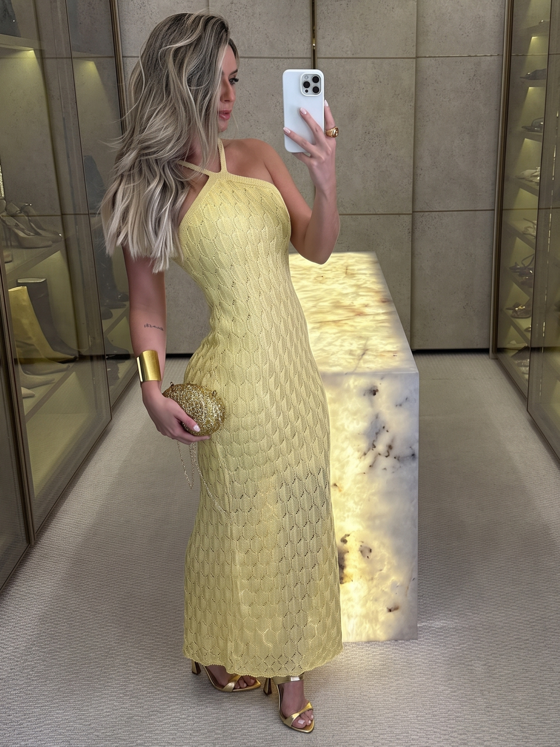 Vestido de tricô Lyssa visto de frente, com o caimento justo descendo até o pé